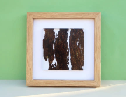 Tableau 25cm résine epoxy inclusion écorce naturelle cadre en chêne